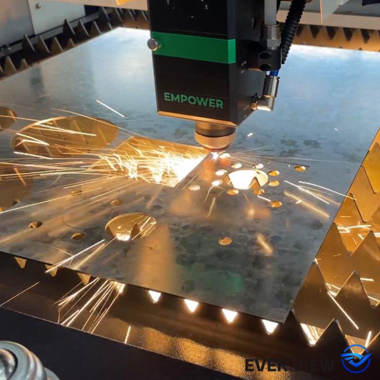 Cum mașinile de tăiat cu laser realizează o prelucrare de înaltă precizie: EVER VIEW Machinery dezasambla punctele cheie ale procesului.