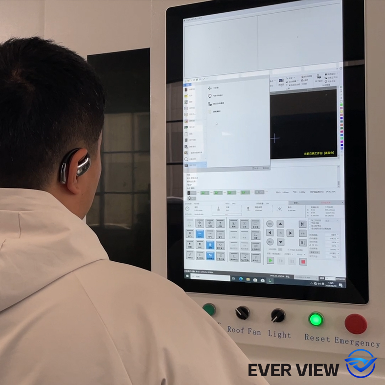 Noua generație de mașini inteligente de tăiat cu laser EVER VIEW intră online, îmbunătățind capabilitățile de monitorizare de la distanță pentru compatibilitatea cu Industria 4.0.